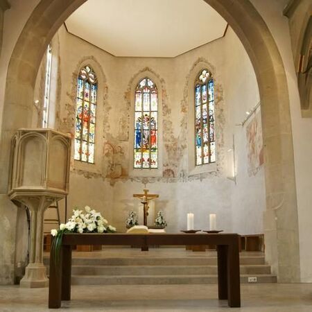 Bodenbelag aus Naturstein in der Kirche von Schwarzkopf