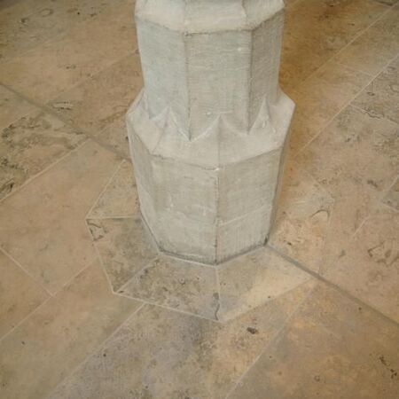 Bodenbelag aus Naturstein in der Kirche von Schwarzkopf