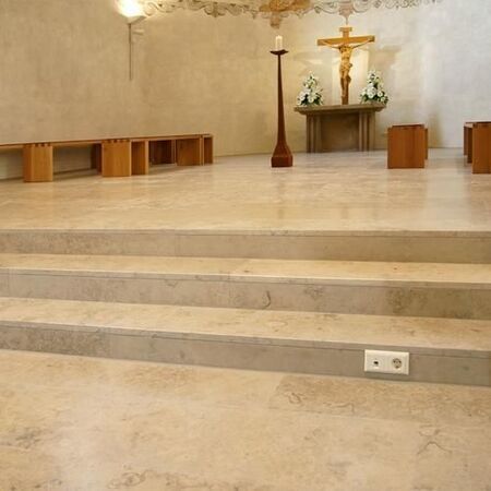 Bodenbelag aus Naturstein in der Kirche von Schwarzkopf